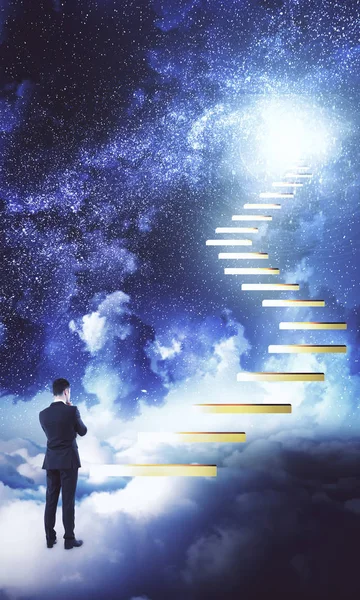 有思想的年轻商人站在梯子旁边 在星空的背景下走向成功 雄心和研究理念 — 图库照片