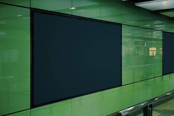 깨끗 한 검은 지하철 포스터 측면 — 스톡 사진