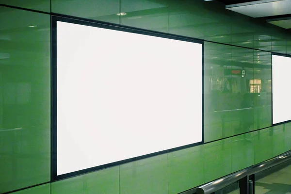 Strana rámu prázdné bílé metra — Stock fotografie