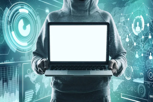 Hacker dengan laptop kosong — Stok Foto