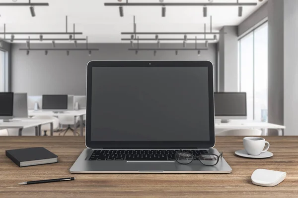 Holztisch mit Laptop — Stockfoto