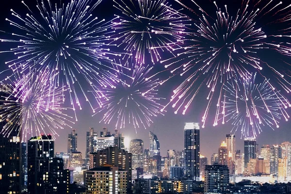 Fireworks in city backdrop — Stock Photo, Image