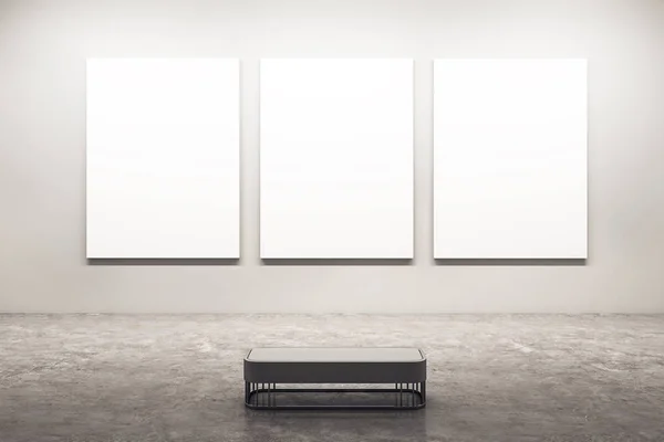 Modern vit utställningshall med banners — Stockfoto