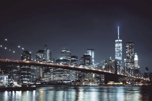ナイトニューヨークのスカイライン — ストック写真