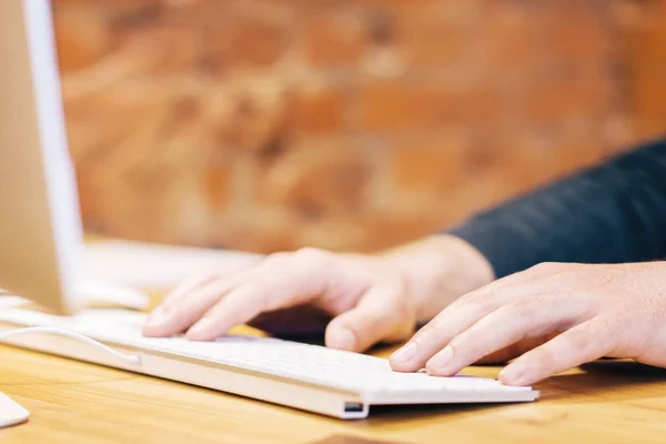 Vista lateral de manos de hombre de negocios utilizando el teclado — Foto de Stock