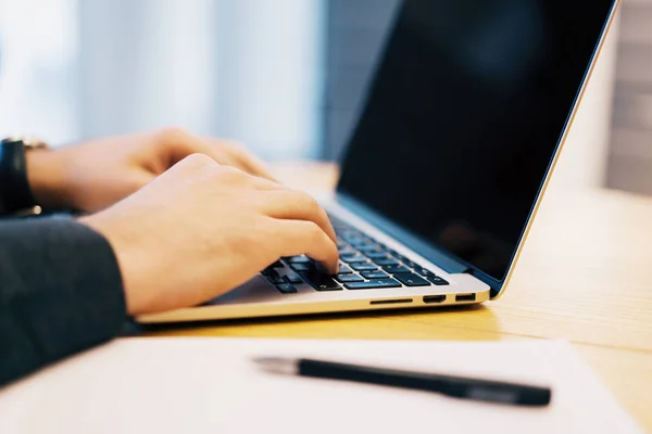 Visão lateral do homem fazendo papelada com laptop — Fotografia de Stock