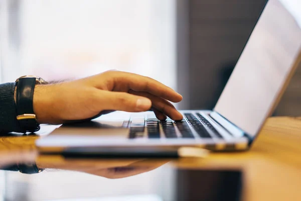 Vista laterale dell'uomo che utilizza dispositivi sulla scrivania — Foto Stock