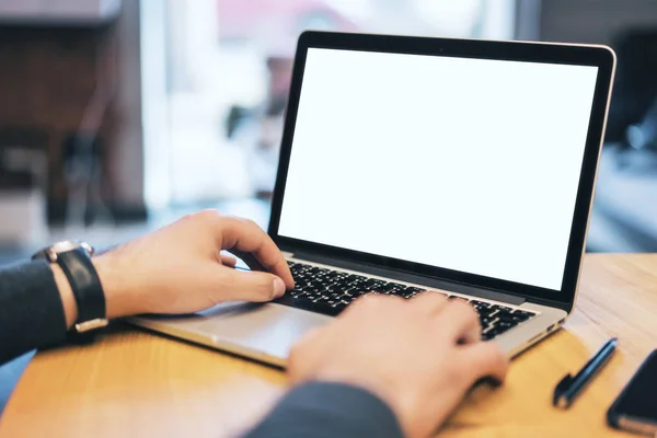 Masaüstünde beyaz dizüstü bilgisayar ekranı kullanan adam — Stok fotoğraf