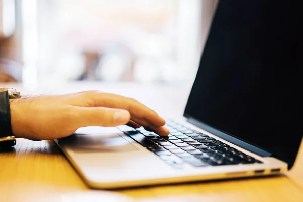 Man met lege notebookscherm op Desktop — Stockfoto