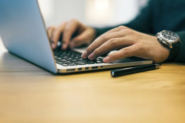 Primer plano del hombre usando el ordenador portátil en el escritorio — Foto de Stock