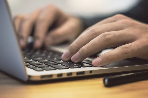 Visão lateral do homem usando notebook na tabela — Fotografia de Stock