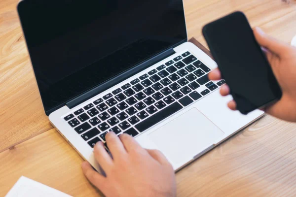 Hombre usando la pantalla vacía del ordenador portátil en el escritorio — Foto de Stock