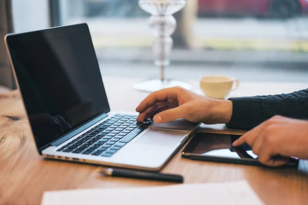 Homme utilisant l'écran d'ordinateur portable vide sur le bureau — Photo