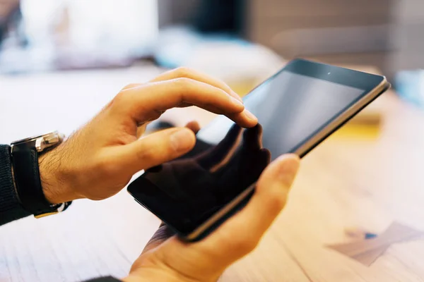 Zijaanzicht van de mens met touchpad — Stockfoto