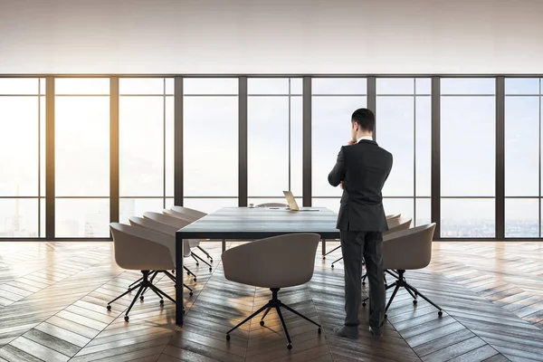 Empresário na sala de conferências — Fotografia de Stock