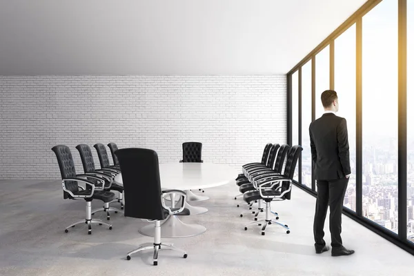 Hombre de negocios en sala de reuniones moderna — Foto de Stock