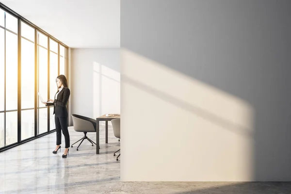 Businessman walking in modern meeting room — Stock Photo, Image