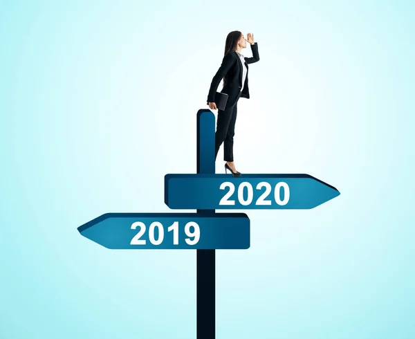 Woman on 2019, 2020 sign — Stock Photo, Image