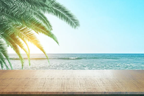 Rengör trä disken på stranden — Stockfoto