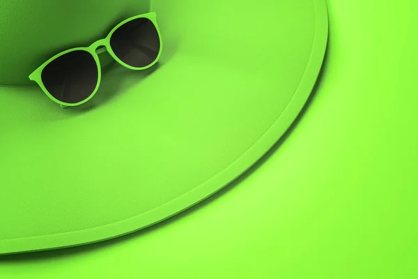 Yeşil şapka ve güneş gözlüğü — Stok fotoğraf