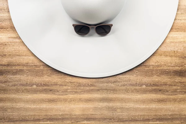 Помаранчевий капелюх і сонцезахисні окуляри — стокове фото