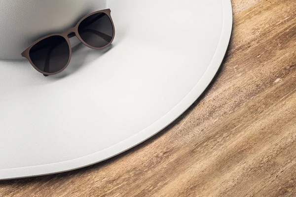 Sombrero naranja y gafas de sol — Foto de Stock