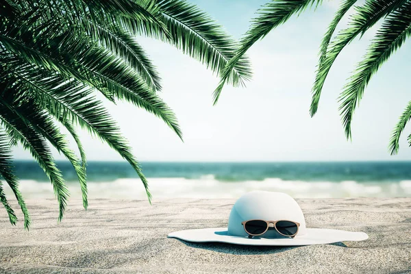 Vit hatt på stranden — Stockfoto