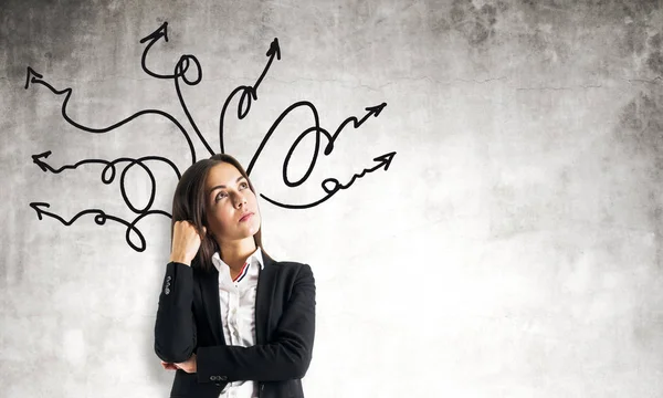 Retrato de empresária atraente com setas — Fotografia de Stock