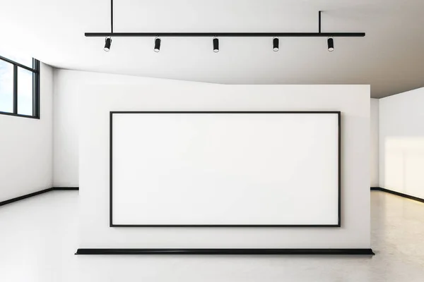 Modernt vitt galleri med skylt — Stockfoto