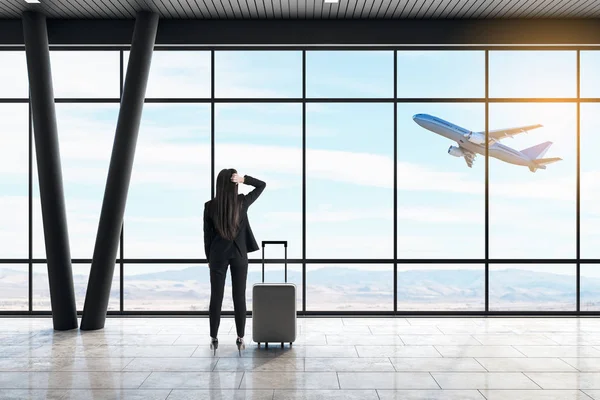 Geschäftsfrau am Flughafen — Stockfoto