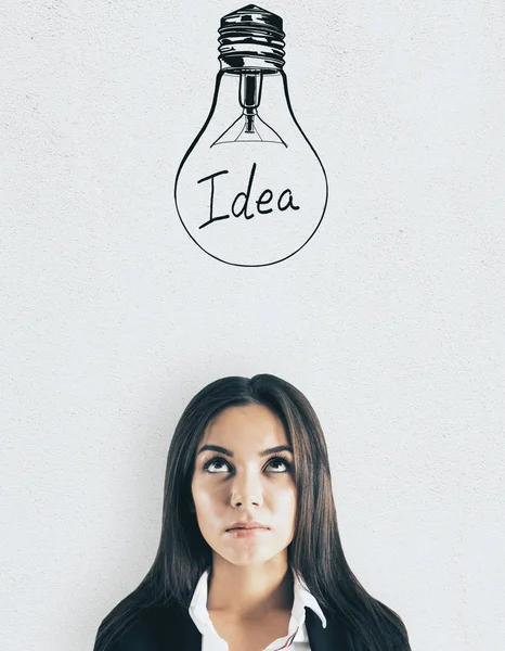 Attraktiv affärskvinna med glödlampa — Stockfoto