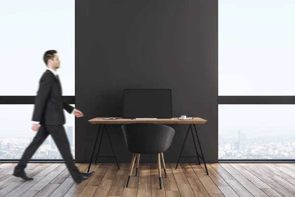 Zakenman in minimalistisch kantoor interieur — Stockfoto