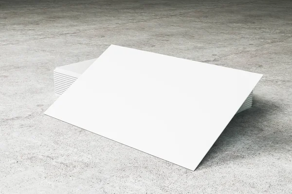 Närbild av tomt kort på betong skrivbord — Stockfoto