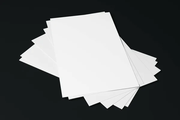 Primer plano de la tarjeta vacía en el escritorio negro —  Fotos de Stock