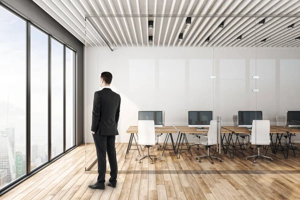 Geschäftsmann im modernen Büro — Stockfoto