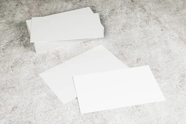 コンクリートデスクトップ上の空白カードのクローズアップ — ストック写真