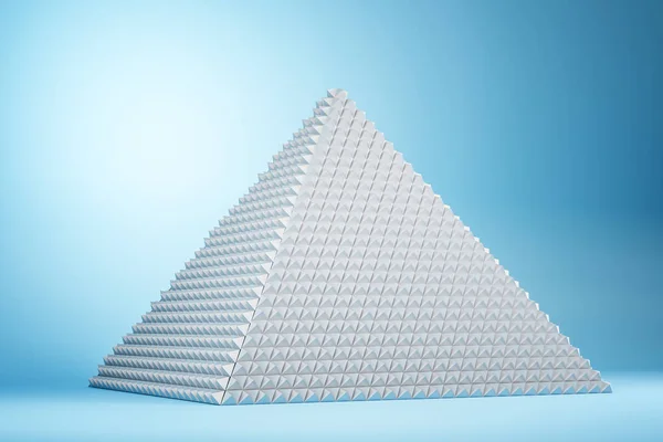 Kreatywna biała Piramida na niebieskim tle — Zdjęcie stockowe