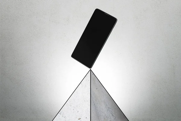 Triângulo com celular vazio — Fotografia de Stock