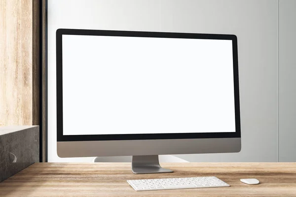 Vit blank datormonitor på träbord i loft stil kontor. — Stockfoto