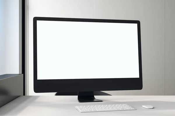 Weißer leerer Bildschirm eines schwarzen Computermonitors auf weißem Tisch im hellen Büro. — Stockfoto