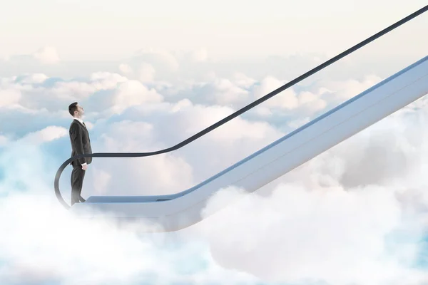 Caminho para o conceito de sucesso com empresário subindo por escada rolante entre nuvens brancas . — Fotografia de Stock