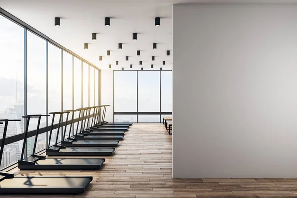 Bílá stěna v moderní tělocvičně s dřevěnou podlahou — Stock fotografie
