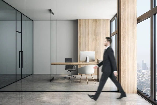 현대 로프트 스타일의 사무실 배경에서 걷는 사업가. — 스톡 사진