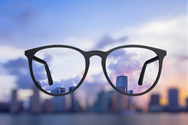 Kreativt, skarpt bybilde gjennom briller – stockfoto