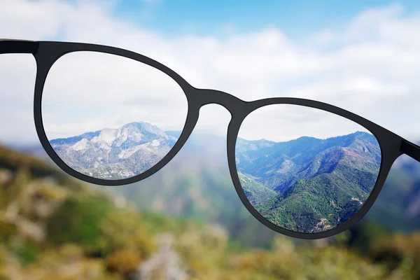 Helle Natur durch Brille — Stockfoto