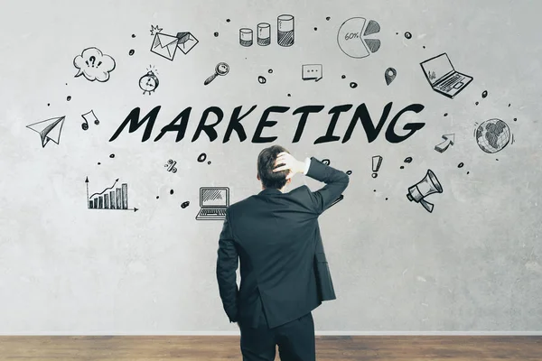 Doordachte zakenman kijken naar marketing sketch — Stockfoto