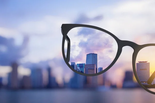 Moderner heller Stadtblick durch Brille — Stockfoto