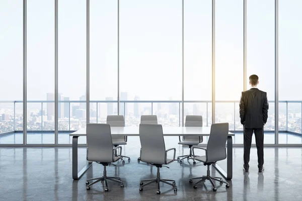 Geschäftsmann im modernen Besprechungsraum — Stockfoto