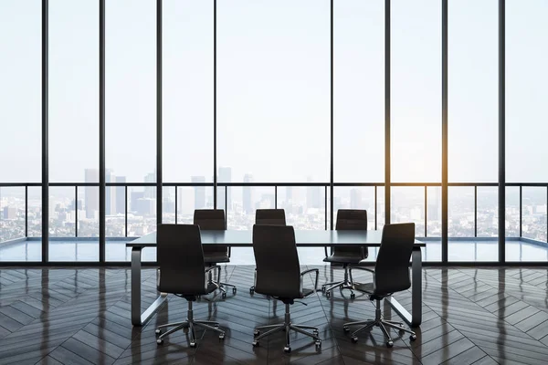 Interior luminoso de la sala de conferencias con vista a la ciudad — Foto de Stock