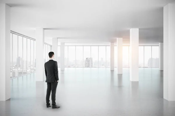 Geschäftsmann im leeren Büro — Stockfoto